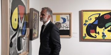 El director de la Fundación Joan Miró, Marko Daniel, fue registrado este miércoles, 3 de mayo, al detallar la exposición "Universo Miró", en la residencia del embajador español en Estados Unidos, en Washington DC (EE.UU.). EFE/Lenin Nolly