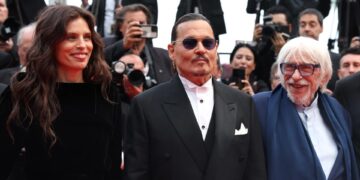 De izquierda a derecha, Maiwenn, Johnny Depp y Pierre Richard en la alfombra roja del Festival de Cannes. EFE/EPA/Mohammed Badra