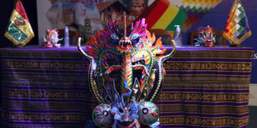Una mascara de diablada adorna parte del Ministerio de Culturas durante un acto conmemorativo por el nombramiento de Patrimonio Oral e Intangible de la Humanidad al carnaval de Oruro, hoy en La Paz (Bolivia). EFE/Luis Gandarillas