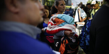 Migrantes venezolanos esperan su traslado en bus hacia Nicaragua en Paso Canoas, población fronteriza entre Panamá y Costa Rica, en una fotografía de archivo. EFE/Bienvenido Velasco