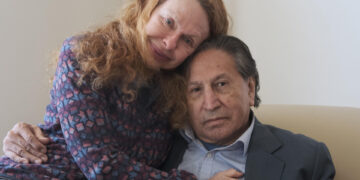 Fotografía de archivo del expresidente peruano Alejandro Toledo junto a su esposa, Eliane Karp. EFE/ Guillermo Azábal