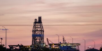 Vista de una plataforma de perforación petrolera cerca de una refinería, en Pascagoula, Misisipi (EE.UU.), en una fotografía de archivo. EFE/Dan Anderson