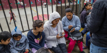 Familias de migrantes, descansan en el Albergue Nueva Visión Agape hoy en Tijuana, Baja California (México). EFE/Joebeth Terriquez