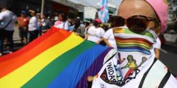 Fotografía de archivo de cientos de personas de la población de LGTBI que marchan para reclamar sus derechos en San Salvador (El Salvador). EFE/ Miguel Lemus