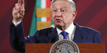 El presidente de México, Andrés Manuel López Obrador, habla durante una rueda de prensa hoy, en el Palacio Nacional, en la Ciudad de México (México). EFE/Sáshenka Gutiérrez