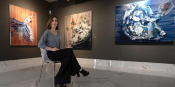 La artista peruana Daniella Queiro posa al término de una entrevista con EFE, el 4 de mayo de 2023, en la presentación de la muestra Danzas De Luz exhibida en la ciudad de Monterrey, Nuevo León (México). EFE/Miguel Sierra
