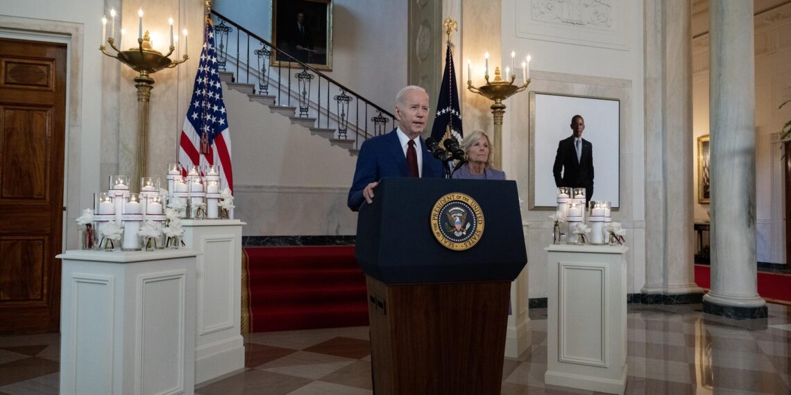 El presidente de Estados Unidos, Joe Biden, acompañado de la primera dama Jill Biden, habla durante un homenaje a las víctimas del tiroteo escolar en Uvalde, en la Casa Blanca, en Washington (EE.UU.), este 24 de mayo de 2023. EFE/EPA/Ron Sachs/Pool