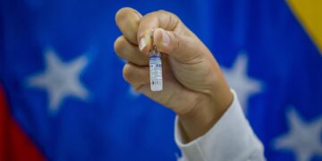 Fotografía de archivo en la que se registró la mano de una enfermera venezolana al mostrar una dosis de la vacuna rusa Sputnik V contra la covid-19, durante una jornada de inmunización, en Caracas (Venezuela). EFE/ Miguel Gutiérrez