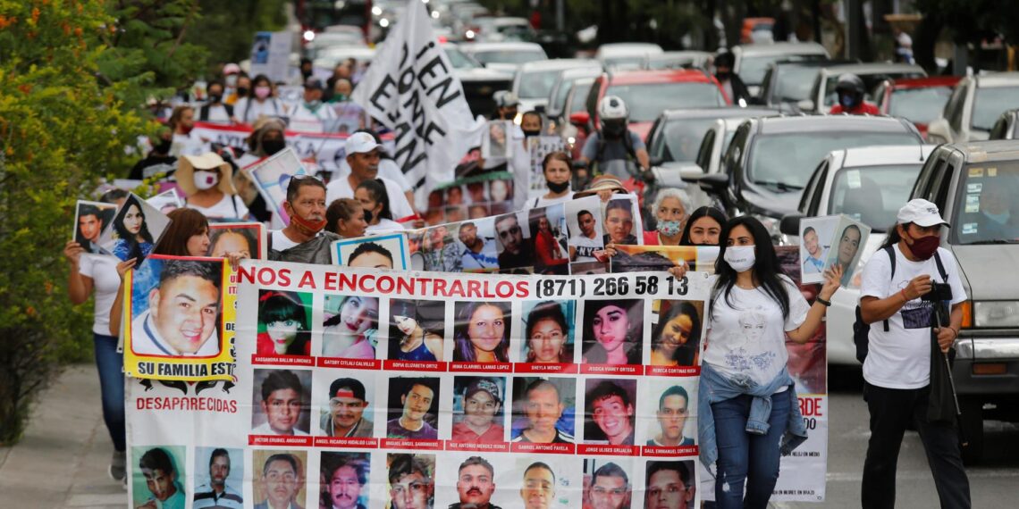 Fotografía de archivo de familiares y amigos de personas desaparecidas que protestan en la marcha por la Búsqueda Nacional en Vida en México. EFE/Francisco Guasco