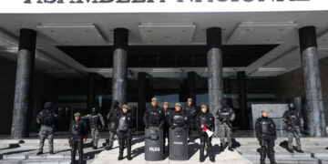 Policías vigilan los exteriores de la sede de la Asamblea Nacional (Parlamento), hoy, en Quito (Ecuador). EFE/José Jácome