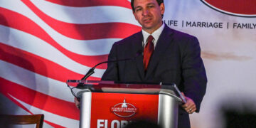 El gobernador de Florida, el republicano Ron DeSantis, en una fotografía de archivo. EFE/Giorgio Viera