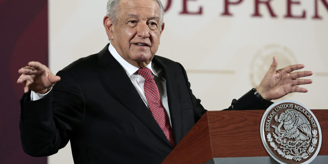El presidente de México, Andrés Manuel López Obrador, habla durante una rueda de prensa hoy, en el Palacio Nacional en la Ciudad de México (México). EFE/José Méndez