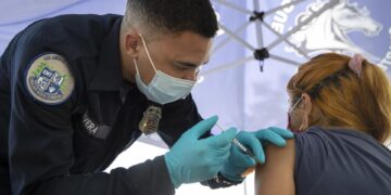 Una persona recibe una dosis de la vacuna de Pfizer-BioNTech contra la covid-19, en Arleta, California (EE.UU.), en una fotografía de archivo. EFE/Caroline Brehman