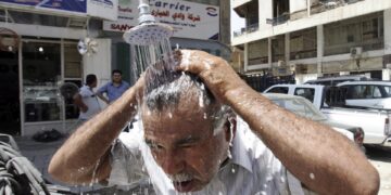Un iraquí se refresca en una ducha pública en Bagdad (Irak) durante una ola de calor, en una imagen de archivo. EFE/Ali Abbas