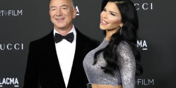 Foto reciente del multimillonario Jeff Bezos y su novia Lauren Sanchez EFE/EPA/NINA PROMMER