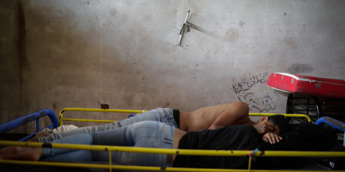 Migrantes venezolanos descansan en un albergue temporal tras cruzar la selva del Darién rumbo a los Estados Unidos. Foto de archivo. EFE/Bienvenido Velasco