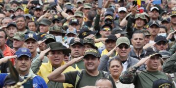 Miles de militares y policías retirados fueron registrados este miércoles, 10 de mayo, al protestar en contra del Gobierno del presidente de Colombia, Gustavo Petro, en la Plaza de Bolívar, en Bogotá (Colombia). EFE/Carlos Ortega