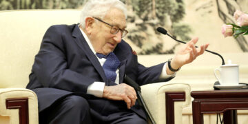 Fotografía de archivo del 22 de noviembre de 2019 donde aparece el exsecretario de Estado estadounidense, Henry Kissinger, durante una reunión con el ministro de Relaciones Exteriores de China en el Gran Palacio del Pueblo, en Pekín (China). EFE/Jason Lee/Pool