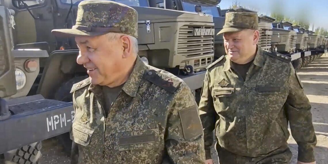 El ministro de Defensa ruso, Sergei Shoigu (izquierda) durante una reciente inspección de tropas. EFE/EPA/RUSSIAN DEFENCE MINISTRY PRESS SERVICE/HANDOUT HANDOUT HANDOUT / EDITORIAL USE ONLY / NO SALES HANDOUT EDITORIAL USE ONLY/NO SALES