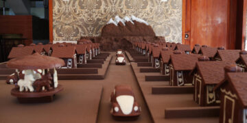 Vista de un vecindario de chocolate en miniatura que es parte de la "Ciudad Cacao", el 18 de mayo de 2023, en La Paz (Bolivia). EFE/Luis Gandarillas