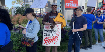 Escritores y miembros del Sindicato de Guionistas de Estados Unidos se manifiestan contra sus precarias condiciones laborales, en Los Ángeles, California (EE.UU). Foto de archivo. EFE/ Mónica Rubalcava