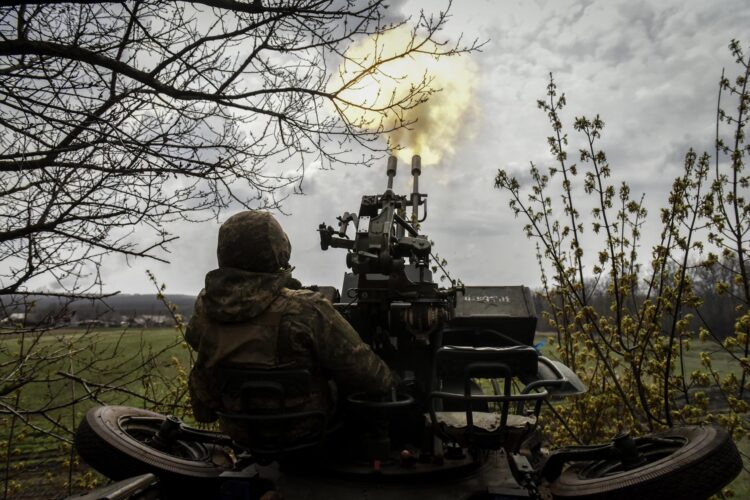 Imagen de archivo de un militar ucraniano en una posición en las afueras de Bajmut, región de Donetsk, Ucrania. EFE/EPA/OLEG PETRASYUK
