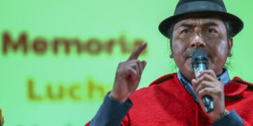 El presidente de la Confederación de Nacionalidades Indígenas del Ecuador (Conaie), Leonidas Iza, en una fotografía de archivo. EFE/José Jácome