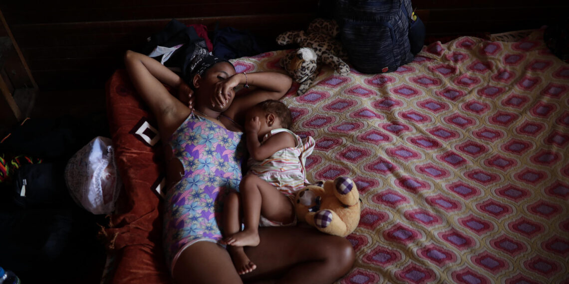 Una migrante venezolana junto a su hijo descansan en un albergue temporal tras cruzar la selva del Darién rumbo a los Estados Unidos, en Los Planes de Gualaca (Panamá). Foto de archivo. EFE/Bienvenido Velasco