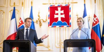 La presidenta eslovaca Zuzana Caputova (derecha) y el francés Emmanuel Macron ante la prensa hoy 31 de mayo en Bratislava. EFE/EPA/CHRISTIAN BRUNA
