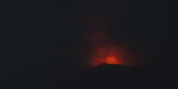 Vista desde el poblado de Paso de Cortés, donde se observan una serie de explosiones del volcán Popocatépetl, el 19 de mayo de 2023, en Puebla (México).  EFE/Hilda Ríos