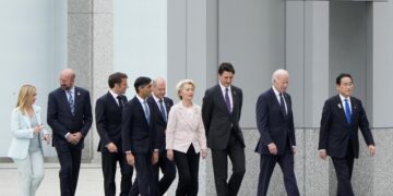 La presidenta de la Comisión Europea (CE), Ursula von der Leyen, junto a los demás mandatarios que asisten a la cumbre del G7 en Hiroshima (Japón).
 EFE/EPA/FRANCK ROBICHON / POOL