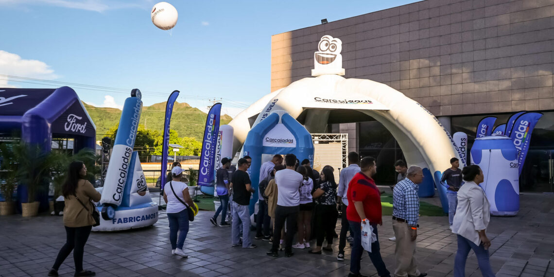 Personas visitan la Expo Fedecámaras Carabobo 2023, hoy, en Valencia (Venezuela).EFE/ Miguel Gutierrez