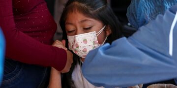 Fotografía de archivo en la que se registró a una niña al ser vacunada en un colegio de Quito (Ecuador). EFE/José Jácome
