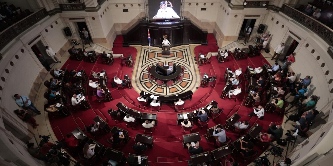 Fotografía de archivo de una sesión del Parlamento en La Habana (Cuba). EFE/ Ernesto Mastrascusa