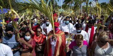 El cardenal Leopoldo Brenes (c) participa en una procesión del Domingo de Ramos en la Semana Santa, en Managua (Nicaragua), en una fotografía de archivo. EFE/Jorge Torres