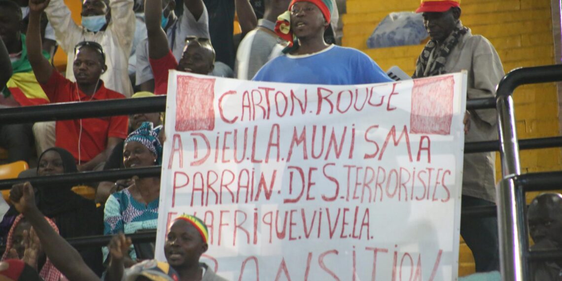 Miles de personas se han manifestado este jueves en la capital maliense, Bamako, para exigir la retirada de la misión de la ONU en Mali, Minusma, del país africano, a la que calificaron de "fuerza de ocupación". Los manifestantes, convocados por organizaciones políticas y de la sociedad civil, se han concentrado en una sala de baloncesto, en el centro de la ciudad, donde corearon consignas como "fuera Minusma", "no queremos fuerzas extranjeras" o "tarjeta roja a la fuerza incapaz de la ONU". EFE/Idrissa Diakité