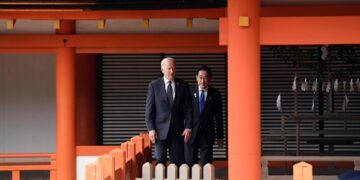 El presidente de EE.UU., Joe Biden, y el primer ministro de Japón, Fumio Kishida, visitando el santuario de Itsukushima en la isla de Miyajima durante la cumbre del G7 en Hiroshima, Japón, el 19 de mayo de 2023. EFE/EPA/G7 Hiroshima Summit Host / HANDOUT HANDOUT EDITORIAL USE ONLY/NO SALES