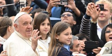 El Papa Francisco saluda a los fieles en la Plaza de San Pedro en el Vaticano, el 17 de mayo de 2023. EFE/EPA/CLAUDIO PERI