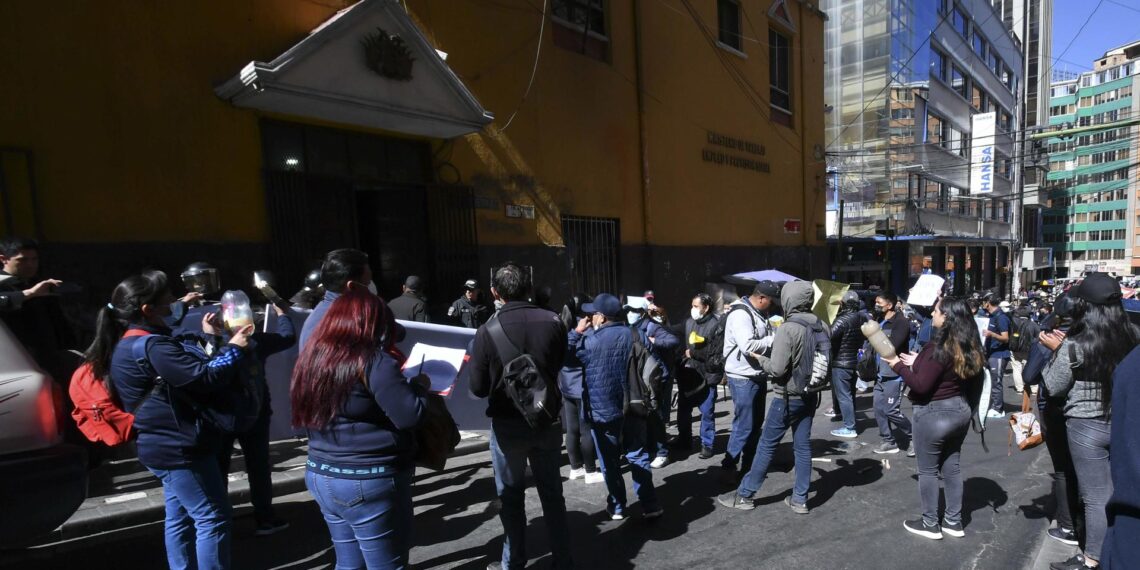 Funcionarios del Banco Fassil protestan hoy, en La Paz (Bolivia). EFE/ Stringer