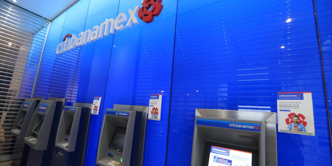 Fotografía del área de cajeros automáticos de una oficina del banco Citibanamex hoy, en la Ciudad de México (México). EFE/Mario Guzmán