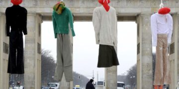 Imagen de Archivo de una protesta con la ejecución simbólica de cuatro muñecos encima de una bandera iraní en una manifestación celebrada frente a la Puerta de Brandeburgo, en Berlín, Alemania.
 EFE/Robert Schlesinger