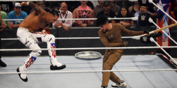 El cantante Bad Bunny (d) se presenta en una pelea de la WWE Backlash 2023 contra su compatriota Damian Priest, en San Juan (Puerto Rico). EFE/Thais Llorca
