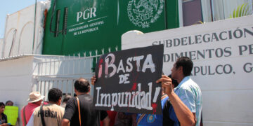 Fotografía de archivo de periodistas que protestan por el asesinato de un colega. EFE/María Meza