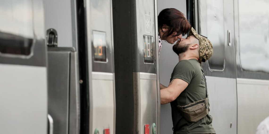 Kramatorsk (Ukraine), 28/05/2023.- Un soldado ucraniano se despide de su pareja antes de reintegrarse a filas en el este del país. (Rusia, Ucrania) EFE/EPA/OLEG PETRASYUK