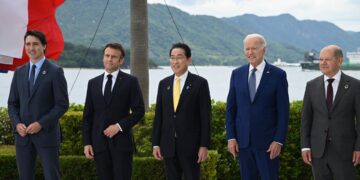 El presidente de EEUU, Joe Biden (2 dcha), junto al primer ministro canadiense Justin Trudeau; el presidente francés Emmanuel Macron; el primer ministro japonés, Fumio Kishida, y el canciller alemán, Olaf Scholz, posando para una foto grupal en el Grand Prince Hotel Hiroshima durante la Cumbre del G7, el 20 de mayo de 2023. EFE/EPA/G7 Hiroshima Summit Host / HANDOUT HANDOUT EDITORIAL USE ONLY/NO SALES