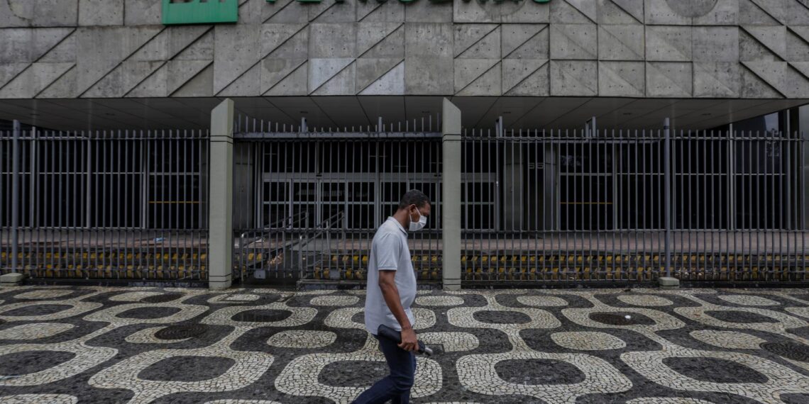 Una persona camina hoy frente a la sede de Petrobras en Río de Janeiro (Brasil). Foto de archivo. EFE/ Antonio Lacerda