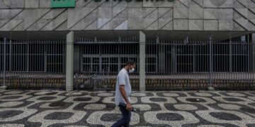 Una persona camina hoy frente a la sede de Petrobras en Río de Janeiro (Brasil). Foto de archivo. EFE/ Antonio Lacerda