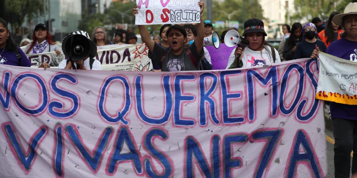 Un grupo de mujeres de varios colectivos marchan en apoyo a la joven mexicana Roxana Ruiz, condenada a seis años de cárcel por defenderse de su violador, en Ciudad de México (México). EFE/Sáshenka Gutiérrez
