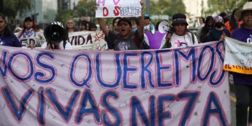 Un grupo de mujeres de varios colectivos marchan en apoyo a la joven mexicana Roxana Ruiz, condenada a seis años de cárcel por defenderse de su violador, en Ciudad de México (México). EFE/Sáshenka Gutiérrez