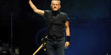El músico y cantante estadounidense Bruce Springsteen durante el concierto que ha ofrecido hoy viernes en el Estadio Olímpico de Barcelona. EFE / EFE/Alejandro García.